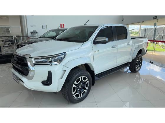 TOYOTA HILUX 2.8 D-4D TURBO DIESEL CD SRX 4X4 AUTOMÁTICO TOYOTA HILUX 2.8 D-4D TURBO DIESEL CD SRX 4X4 AUTOMÁTICO